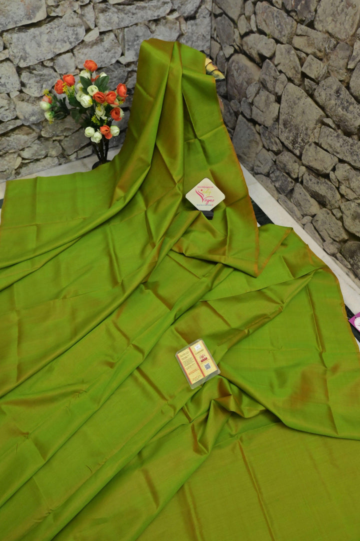 Green and Orange Dual-Tone Bishnupur Silk Saree with Hand Batik Blouse Piece