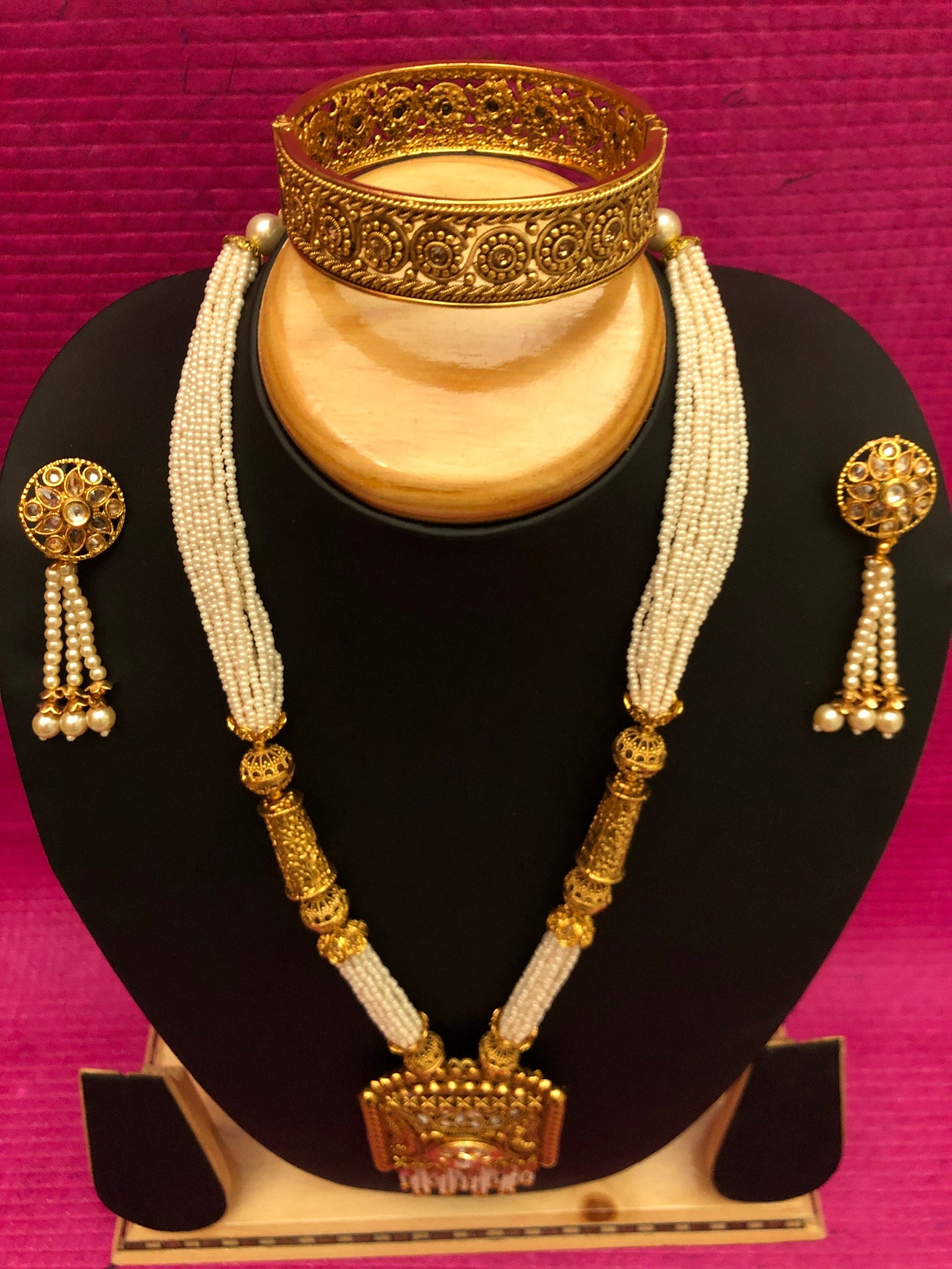 Large Jarawa Pendant Shelley Long Necklace Set